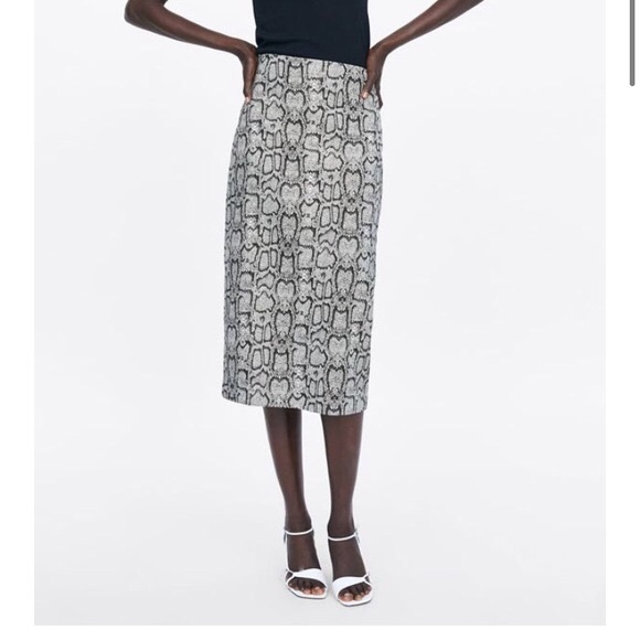 🔥NEW ZARA Snakeskin Skirt - Picture 2 of 6